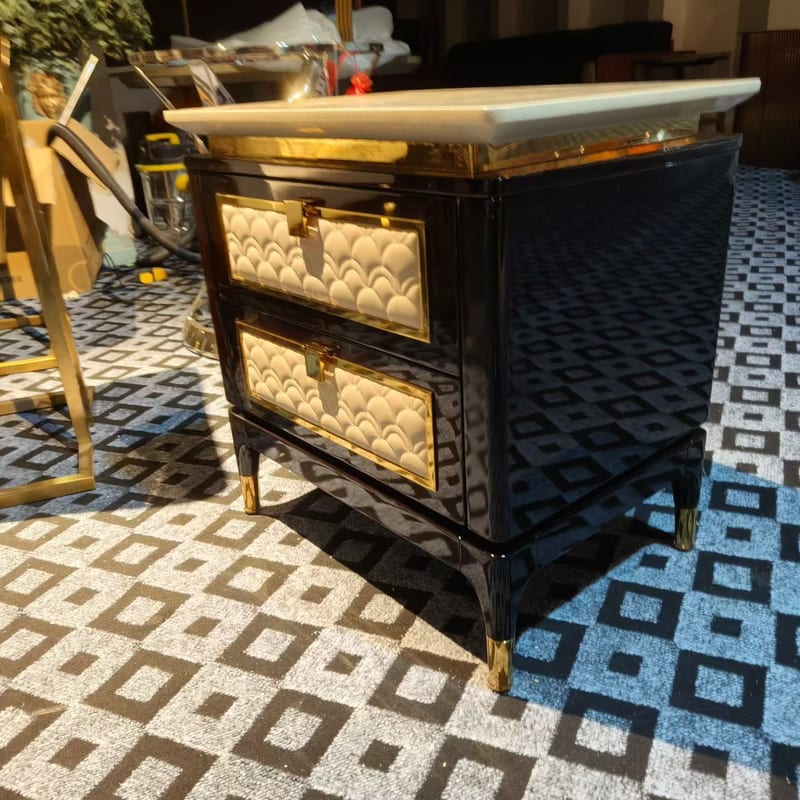 Meigaomeijia Glam Black Nightstand with Lacquered Veneer