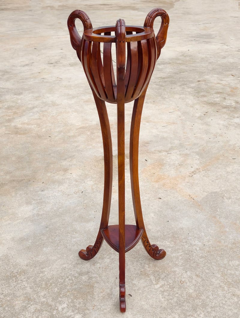 Romandica Manoqi Hand-Carved Swan Pedestal Table