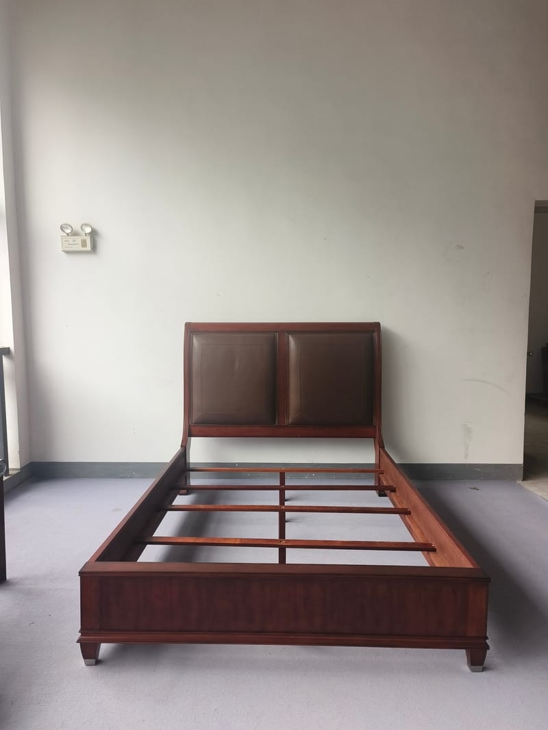 Alexandre 567-4705 Leather Queen Bed
