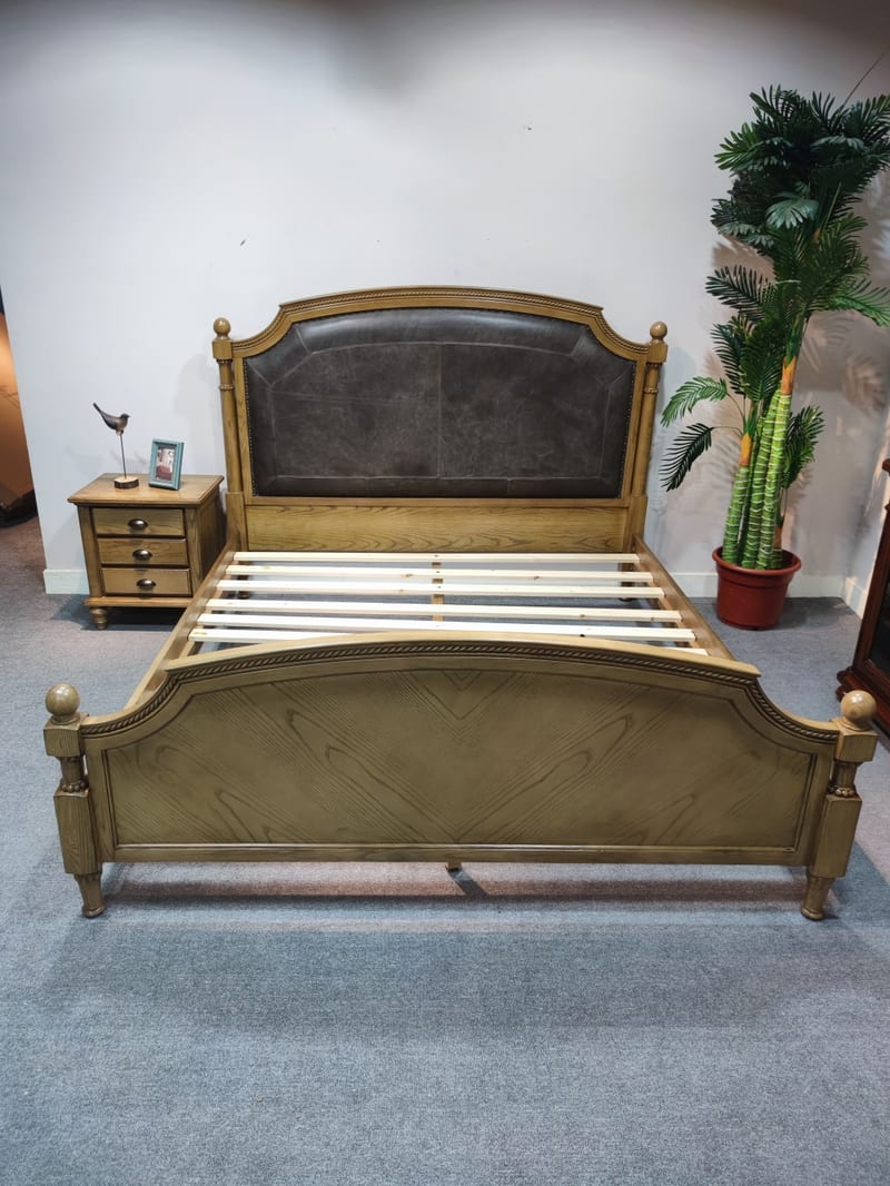 American-Style Queen Bed in Ash Wood with Top-Grain Leather