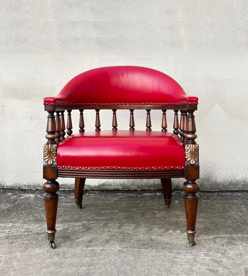 Maastricht Wax Leather Swivel Lounge Chair in Chinese Red