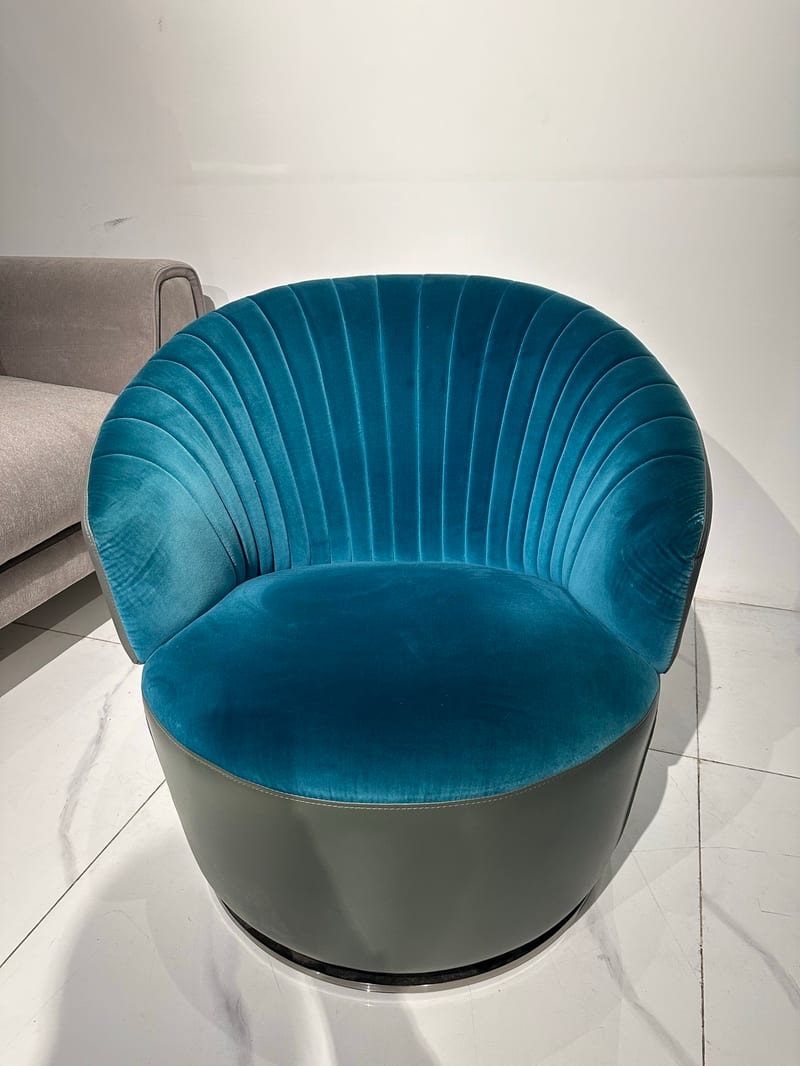 Basen Jizhi Petal Lounge Chair Italian Style Velvet Swivel Chair