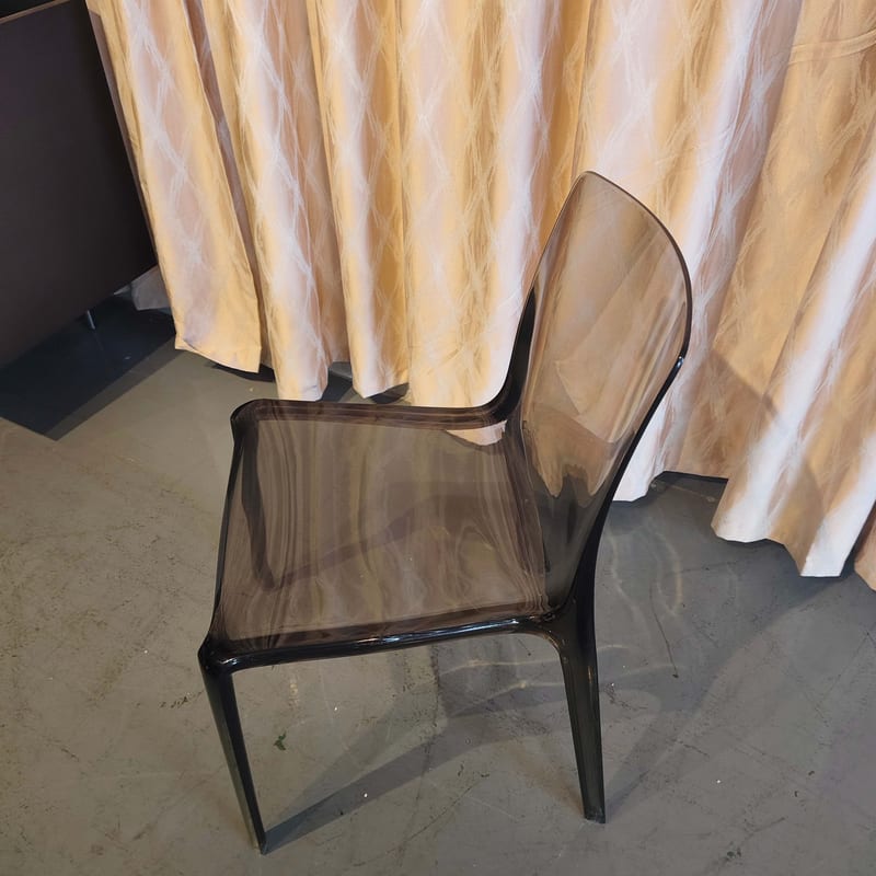 Kartell 卡特尔 Lau 扶手餐椅 烟灰色透黑